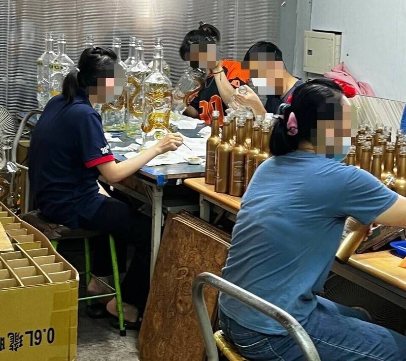 Six Vietnamese migrant workers are engaged in painting wine bottles. (Image / Source: Liberty Times website)